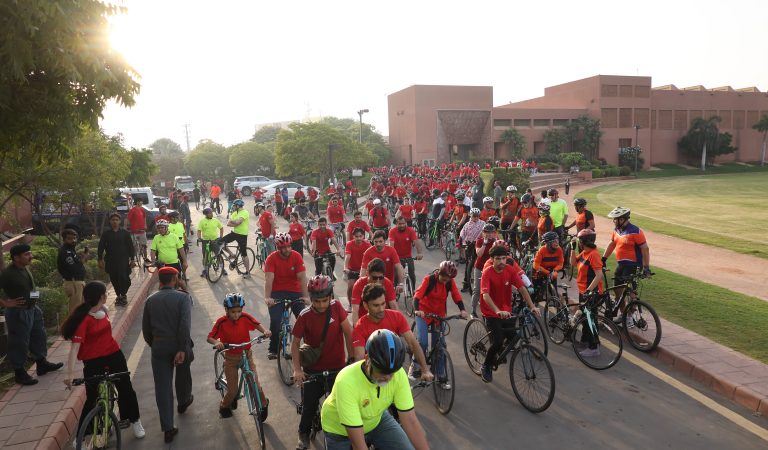 ہارٹ اوور ہیبٹ: اے کے یو ایچ کی نوجوانوں میں بڑھتے دل کے امراض کے پیشِ نظر طرزِ زندگی میں تبدیلی کی اپیل