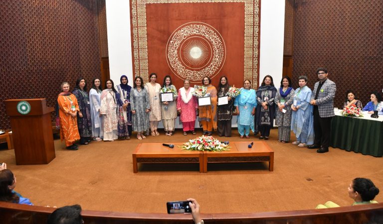 اے کے یو نے پاکستان کے صحت کے مستقبل کو تشکیل دینے والی نرسز اور مڈوائفز کو بطور رہنما خراجِ تحسین پیش کیا