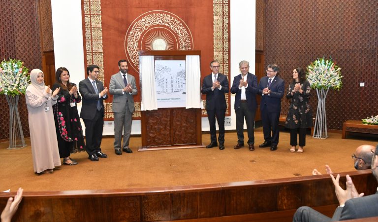آغا خان یونیورسٹی نے پاکستان میں بچوں کی صحت کی دیکھ بھال کو مضبوط بنانے کے لیے اے کے یو مینوئل آف پیڈیاٹرکس متعارف کرا دیا