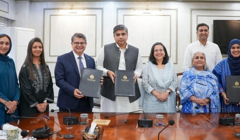 محکمہ صحت سندھ، لمز اور آغا خان یونیورسٹی کا بنیادی صحت کے نظام تک ماں اور بچوں کی صحت کے لیے قومی مصنوعی ذہانت مرکز لانے کے تاریخی معاہدے پر دستخط