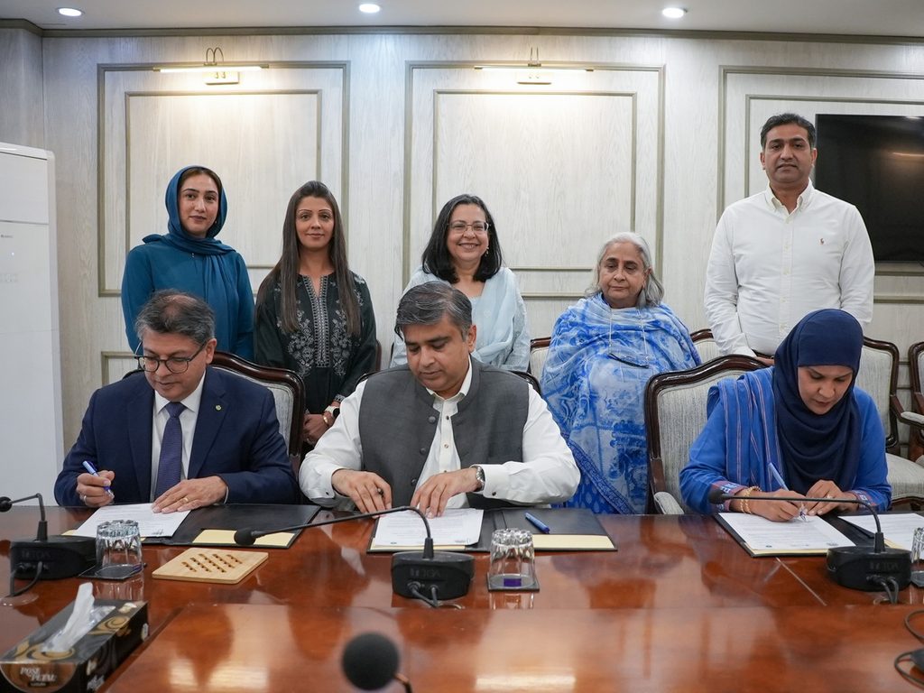 محکمہ صحت سندھ، لمز اور آغا خان یونیورسٹی کا بنیادی صحت کے نظام تک ماں اور بچوں کی صحت کے لیے قومی مصنوعی ذہانت مرکز لانے کے تاریخی معاہدے پر دستخط